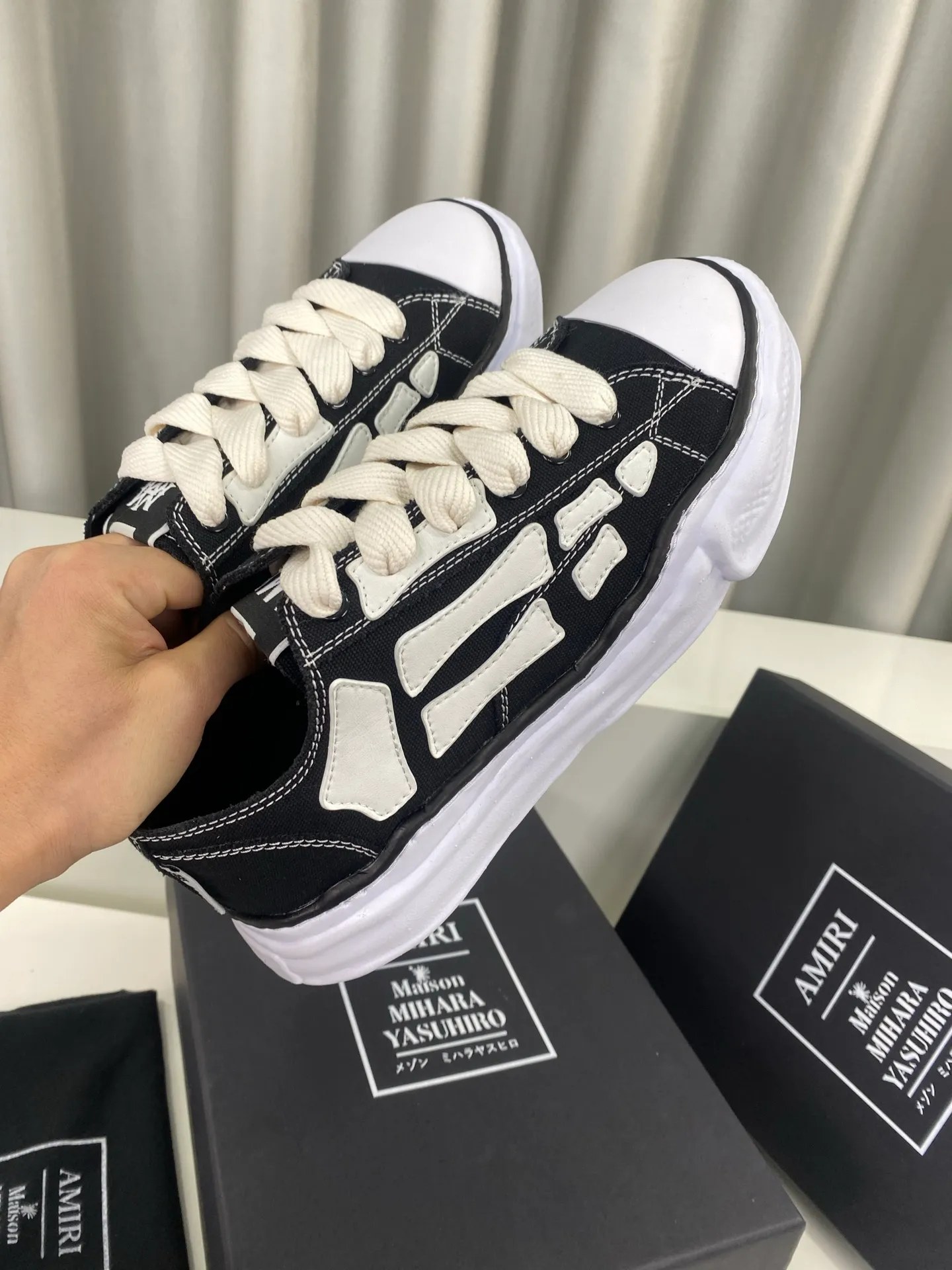 [AMIRI Handmade clay mold soles and AMIRI's iconic BONES leather embroidery details are a major feature of the shoe, showing unique craftsmanship and style🚩 Material: Upper original custom space Monica canvas! Lining: original technical cloth, outsole: original molded steel-stamped EVA foam bottom,